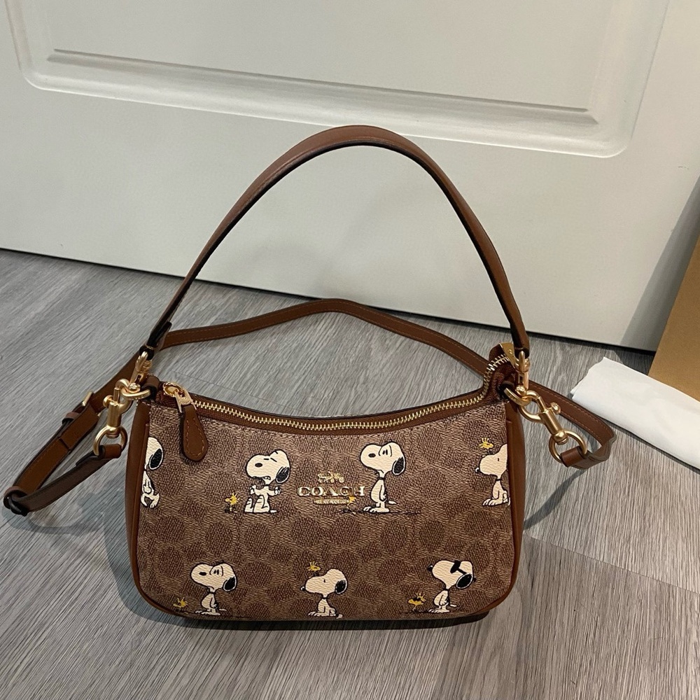 NWT!! Coach X Peanuts Teri Shoulder Bag In Signature Canvas With Snoopy Print - Picture 9 of 9